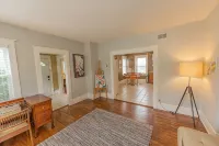 Great Space! 2 Blocks from Downtown Lee's Summit! - 2성급