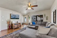 Downtown Townhouse w/Hot Tub, A/C & Sleeps 8! - Holiday bungalows