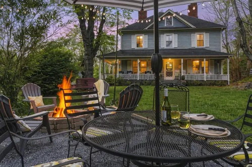 Twin Maples Farmhouse-Walk to Dining, Shops & Pubs - 4-Star