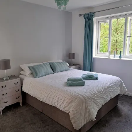 Central Buxton apartment with scenic views and free parking