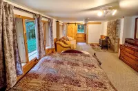 Private Forest Lodge Near Silverwood Theme Park - Sleeps 10