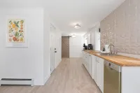 Historical Lux 2Bd Suite | Stocked Kitchenette | Free Parking | Welcome Gift - บังกะโล