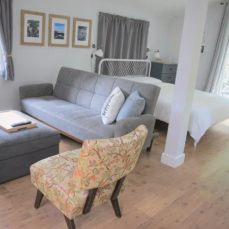 Bright Studio Loft Near Secret Beach in Gibsons
