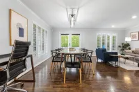 Charming Home in Bellevue – Near Downtown! - 방갈로