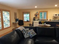 Cozy guest house with beach rights on quiet Highland Lake - 샬레 호텔