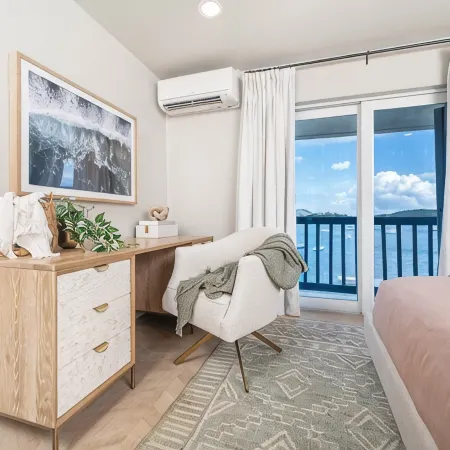 Windward Breeze – Walk to Beach!