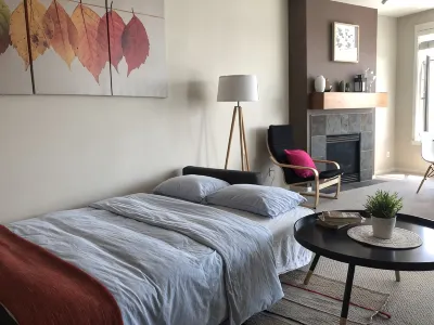 Waterfront Balcony Retreat -Steps to Pike Place & Aquarium 派克市場區住宿飯店