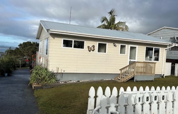 Ocean views, short walk to the beach. Close to the winery and great fishing.