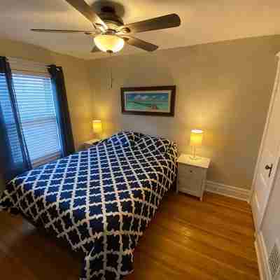Beautifully remodeled house 1 mile from the falls! Rooms