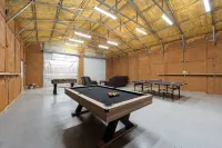 Cozy 3-bedroom cabin in Dahlonega with a vibrant Game Room!