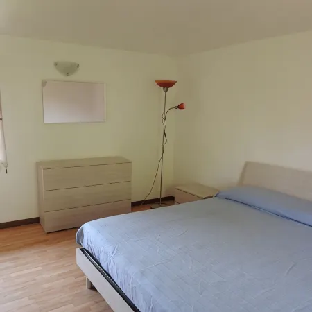Large duplex apartment sleeps 5, private parking space, in the center