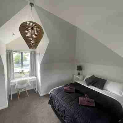 Enviable downtown Wanaka location. Room for up to 9 guests Rooms