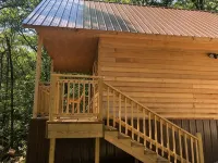 A cozy cabin in our little woodland village - access to pond & meadow