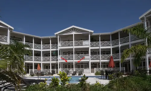 Elegant Poolside Apartment, Large Covered Terrace- Walk to Beach, West Coast - Apartments