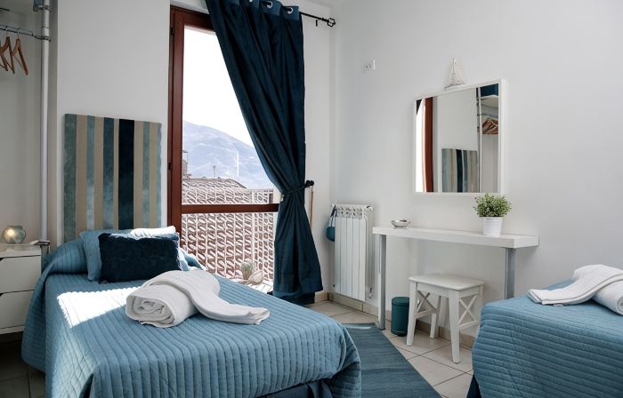 Lovely house close to the lake with panoramic lake and mountain views