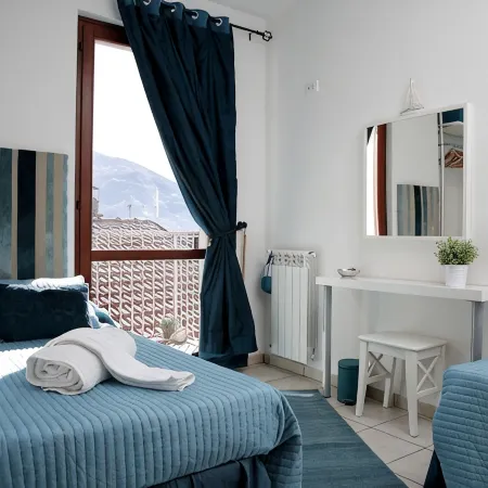 Lovely house close to the lake with panoramic lake and mountain views