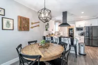 Charmer Downtown 3BR Home w Free Parking near UofO - 4 ดาว