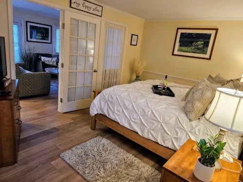 Peaceful Oasis Steps from Mohegan Sun - Kitchens