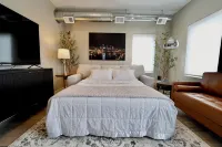 Chic Condo/Walk to Restaurants & Bars/Minutes to Pittsburgh/Free Parking - Balcony