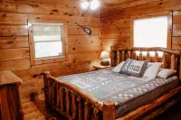 "Sweet Life" Log Cabin Creekside, Trout Fishing, Foosball, Hot Tub and Firepit - Boutique