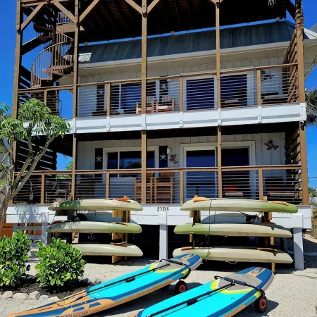 30 Seconds to Beach Path! Outdoor Tiki Bar w/ TV! Kayaks, SUP's, Bikes & More!