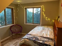 Peaceful Cozy Cabin Amongst the Trees with View of Lake Arrowhead - 샬레 호텔