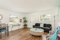 Quiet Naples Home: Walking Distance to Downtown. Pet Friendly! - Homestays