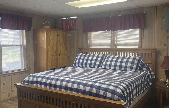 Cozy 2 Bedroom 1 Bath Lake Front Cottage