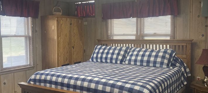 Cozy 2 Bedroom 1 Bath Lake Front Cottage Hotels in Delaware County