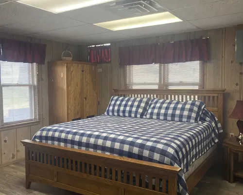Cozy 2 Bedroom 1 Bath Lake Front Cottage Hotels in Cleora