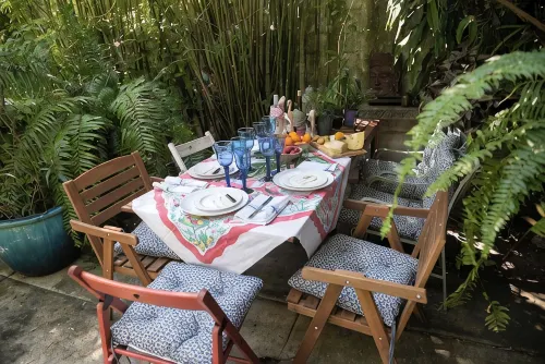 Beautiful & Large Bedroom  in B&B in Exquiste  Tropical  Home- Centrally located - Bungalows