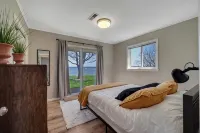 Lakefront Cottage with dock - Boutique