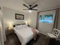 Three Oaks Home • Walk Downtown • Fire Pit • Near Beaches & Wineries • Sleeps 8 - 3-Star