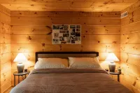 "The Lantern" Woodsy Cabin Experience w/ HotTub - Feriehus