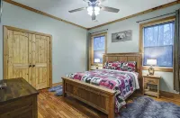Riverfront Cabin! Hot Tub, Bar, & Fireplace; Family Friendly; Fire Pit - Alphydda