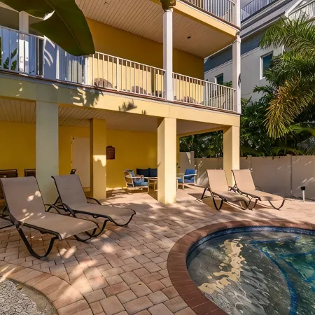 "CHATEAU du SOLEIL" SINGLE Family Home 1-1/2 Blocks to Beach