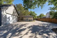 New Home-Hot Tub-GameRoom-Pool Table-10Min to DFW Airport-12 Min from Downtown - Bungalows