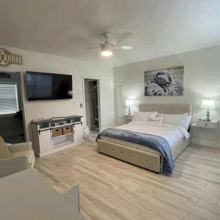 Cozy and Bright Beach Retreat