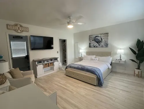 Cozy and Bright Beach Retreat - Apartments