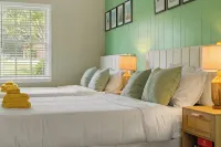 5 Bedroom Paradise Escape with Huge Pool, BBQ, Arcade and Playset - balcony