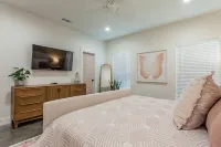 The Sterling House: Brand New Home Steps from Magnolia - บูติค