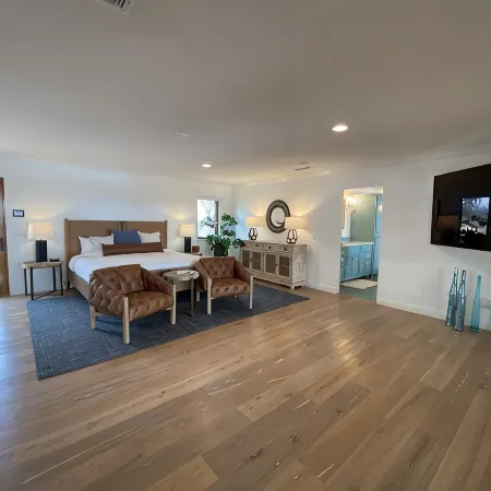 6 Bed 3 Bath House Surrounded by 10 Acres of Vines w Pool, Jacuzzi, & Fire Pit.