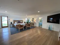 6 Bed 3 Bath House Surrounded by 10 Acres of Vines w Pool, Jacuzzi, & Fire Pit. - 4 ดาว