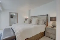 Location, Location, Location HUGE 2000 Sq Ft Condo 17TH Floor Views --- Sleeps 8 - Homestays