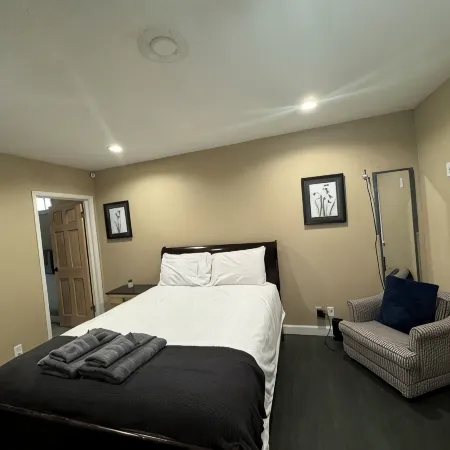 Cozy NB Pad  - Minutes From All The Fun!