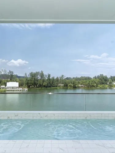 รูปภาพของStylish Lakeview Apt | 2BR 2BA + Balcony Views and Private Jacuzzi