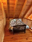 River Front Log Cabin- Hot Tub-Tubing on the River, Pet Friendly. - balcón