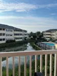 近海灘帶泳池寬敞公寓-全新地板和家具！ - 民宿