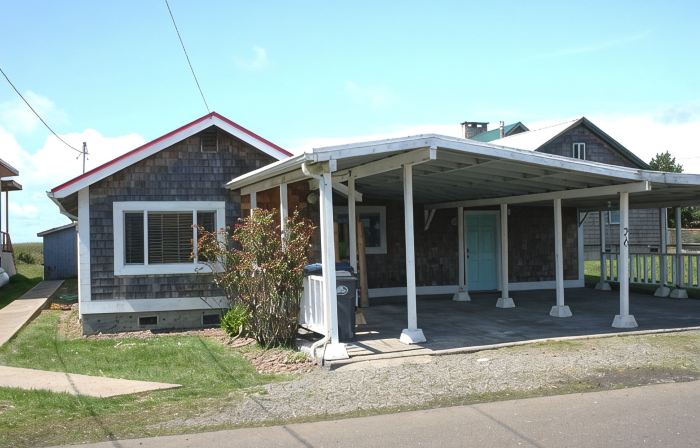 Hot Tub - 1/2 Block to the Beach - Family & Dog Friendly.