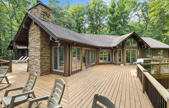 6 Bed Pontoon Boat and Jet Ski Rental, Hot Tub, Pool Table, Trampoline & More
